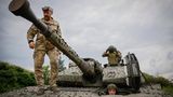 Ein schwedischer CV90-Schützenpanzer in ukrainischen Diensten. Im Vergleich der Stärke des russischen und ukrainischen Militärs macht deutlich, wie schlecht die Truppen des Kremls, beziehungsweise wie gut die der Ukraine kämpfen. So umfasst das militärische Personal Russlands mehr als 1,3 Millionen Menschen, dass der Ukraine 500.000. Darunter sind 830.000 Soldaten auf russischer und 200.000 auf ukrainischer Seite.