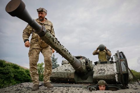 Ein schwedischer CV90-Schützenpanzer in ukrainischen Diensten. Im Vergleich der Stärke des russischen und ukrainischen Militärs macht deutlich, wie schlecht die Truppen des Kremls, beziehungsweise wie gut die der Ukraine kämpfen. So umfasst das militärische Personal Russlands mehr als 1,3 Millionen Menschen, dass der Ukraine 500.000. Darunter sind 830.000 Soldaten auf russischer und 200.000 auf ukrainischer Seite.
