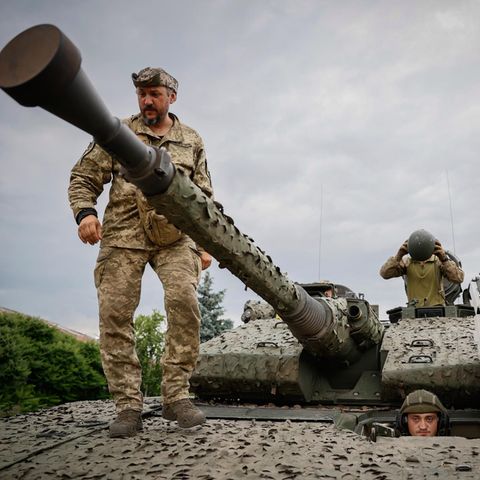 Ein schwedischer CV90-Schützenpanzer in ukrainischen Diensten. Im Vergleich der Stärke des russischen und ukrainischen Militärs macht deutlich, wie schlecht die Truppen des Kremls, beziehungsweise wie gut die der Ukraine kämpfen. So umfasst das militärische Personal Russlands mehr als 1,3 Millionen Menschen, dass der Ukraine 500.000. Darunter sind 830.000 Soldaten auf russischer und 200.000 auf ukrainischer Seite.
