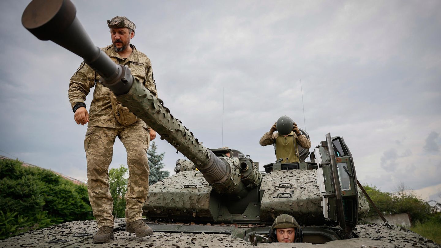 Stärke des Militärs Ein schwedischer CV90-Schützenpanzer in ukrainischen Diensten. Im Vergleich der Stärke des russischen und ukrainischen Militärs macht deutlich, wie schlecht die Truppen des Kremls, beziehungsweise wie gut die der Ukraine kämpfen. So umfasst das militärische Personal Russlands mehr als 1,3 Millionen Menschen, dass der Ukraine 500.000. Darunter sind 830.000 Soldaten auf russischer und 200.000 auf ukrainischer Seite.