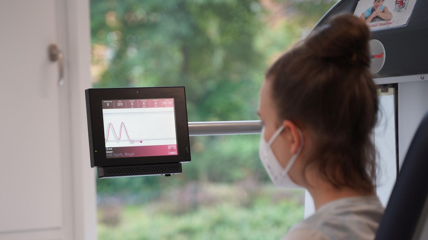 Long Covid-Patientin Birgit S. bei der Medizinischen Trainingstherapie im Unfallkrankenhaus Berlin