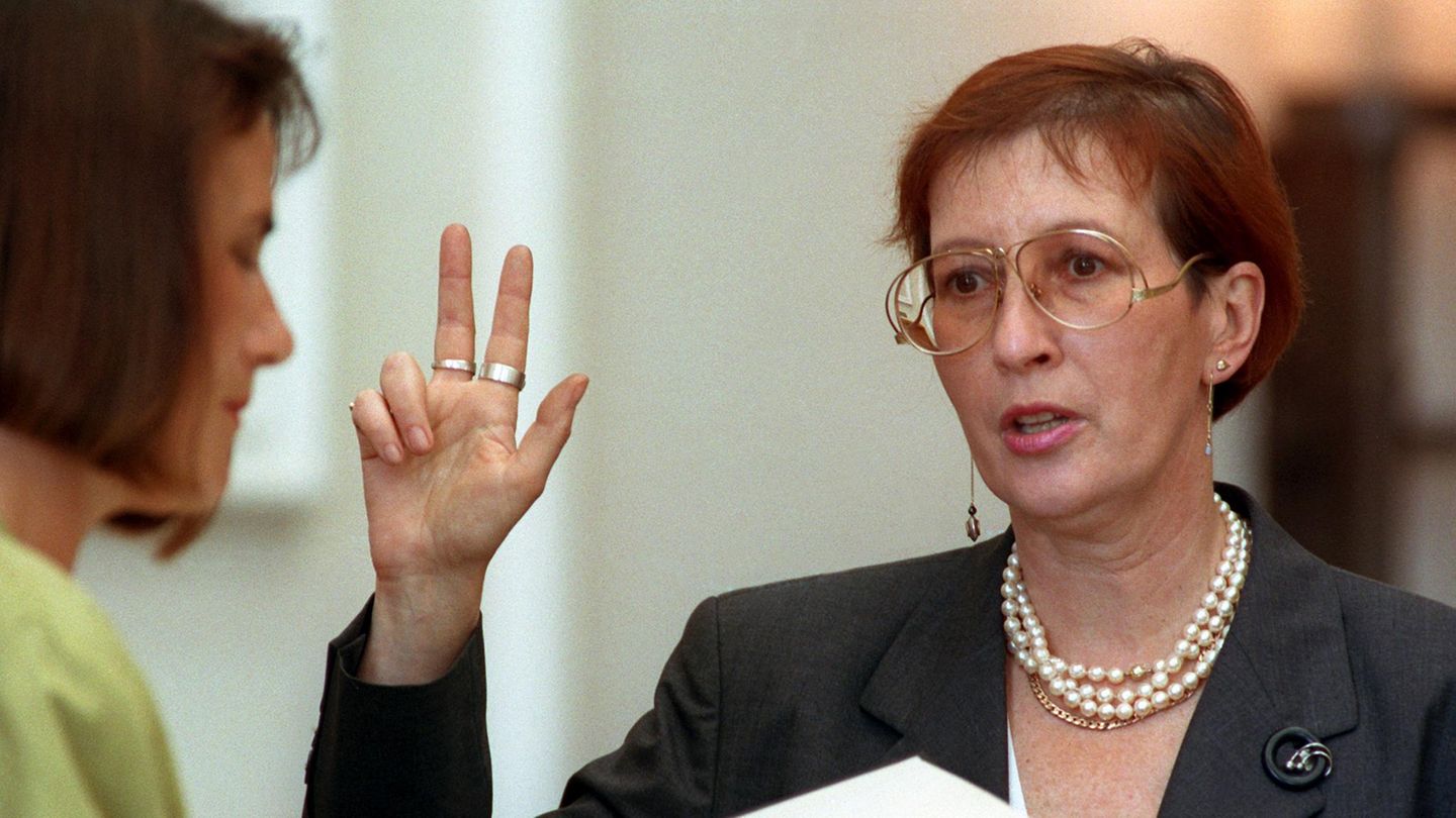 1993 leistete Heide Simonis als erste weibliche Ministerpräsidentin Deutschlands ihren Amtseid für Schleswig-Holstein