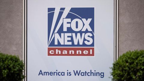 Das blau-rote Logo von Fox News klebt auf einem weißen Schild