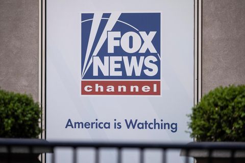 Das blau-rote Logo von Fox News klebt auf einem weißen Schild