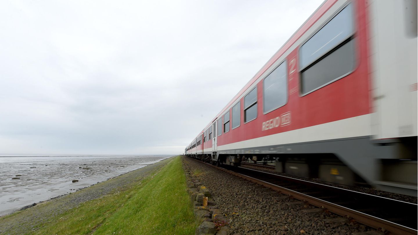 Ein Regionalzug nach Sylt fährt über den Hindenburgdamm