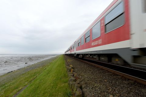 Ein Regionalzug nach Sylt fährt über den Hindenburgdamm