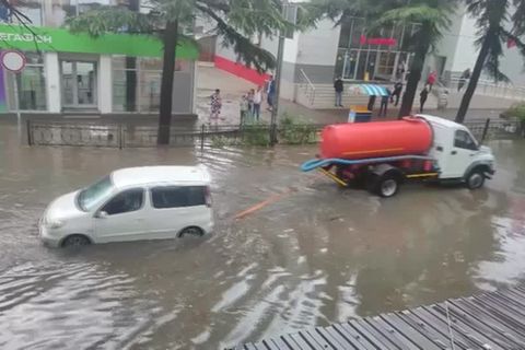 Video: Russland: Überschwemmungen am Schwarzen Meer