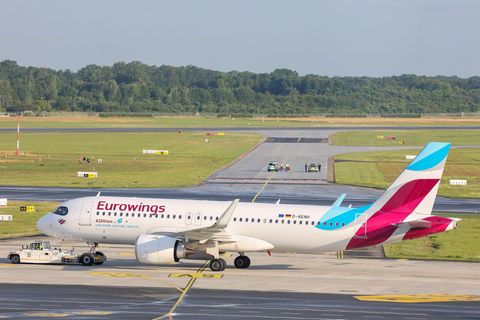 Klimaaktivisten blockieren die Rollbahn am Flughafen Hamburg