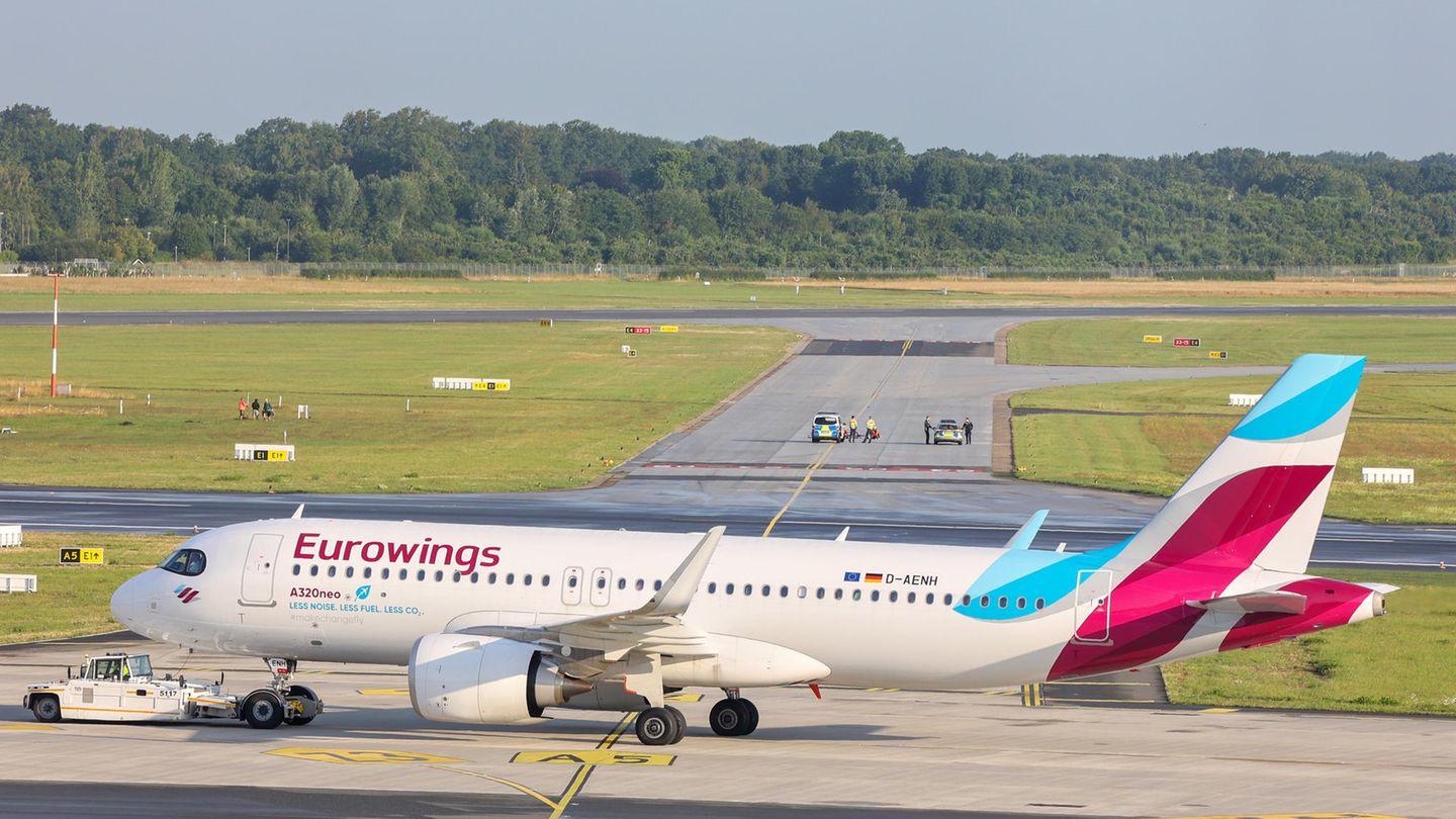 Klimaaktivisten blockieren die Rollbahn am Flughafen Hamburg