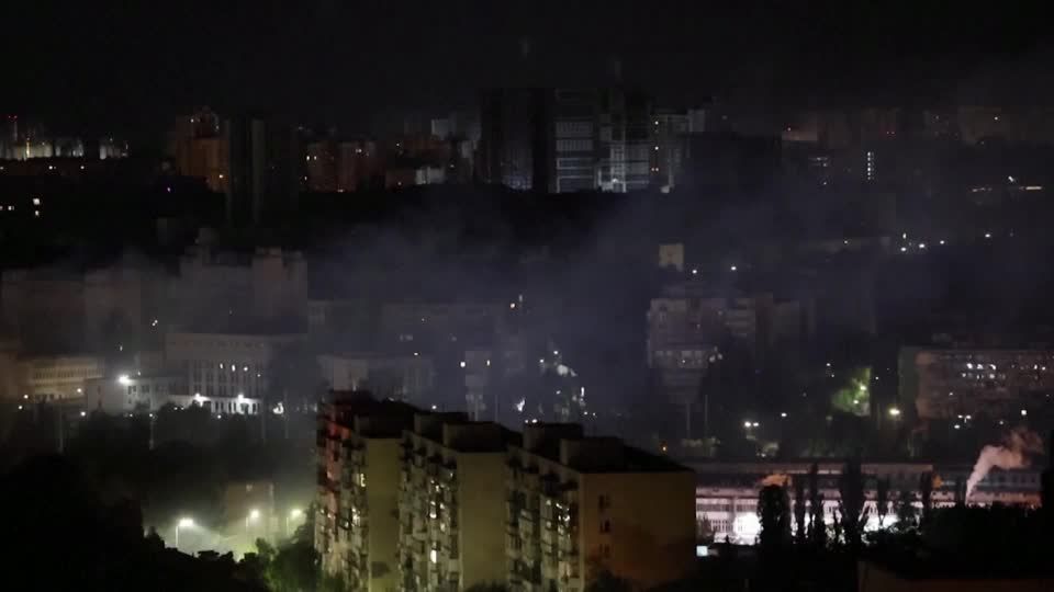 Video: Herabfallende Trümmer russischer Drohnen treffen Kiewer Stadtteile