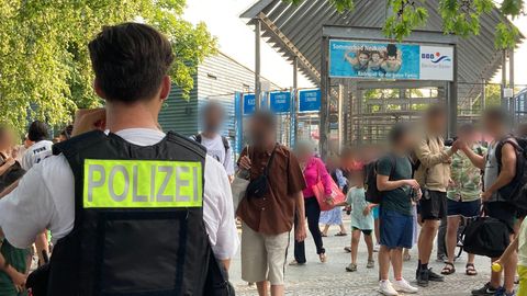 Polizisten stehen vor dem Eingang des Sommerbad in Neukölln