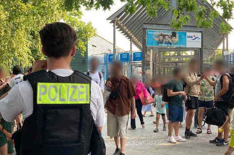 Polizisten stehen vor dem Eingang des Sommerbad in Neukölln