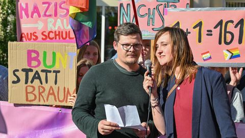Max Teske und und seine Lehrer-Kollegin Laura Nickel bei einer Demonstration in Cottbus.