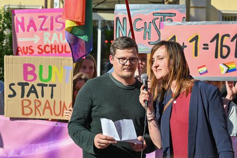 Max Teske und und seine Lehrer-Kollegin Laura Nickel bei einer Demonstration in Cottbus.