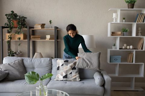 Frau ist dabei, ihr kleines Wohnzimmer einzurichten