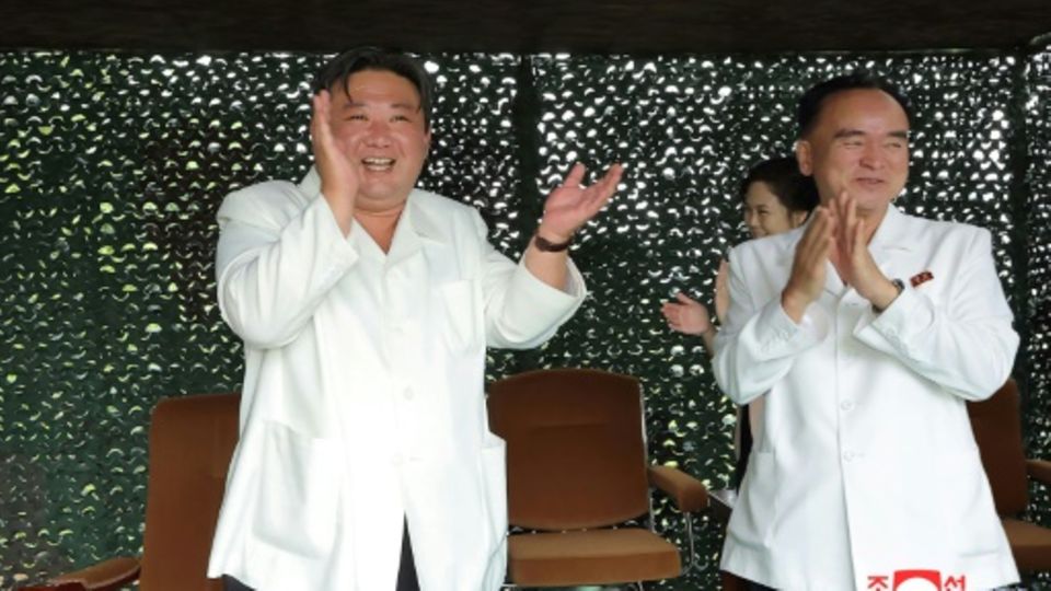 Nordkoreas Machthaber Kim Jong Un beim Start der Hwasong-18