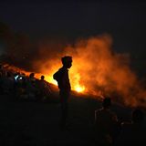 Menschen beerdigen ihre Angehörigen, die im Zusammenhang mit den extremen Temperaturen gestorben sind. Eine Hitzewelle in zwei der bevölkerungsreichsten Bundesstaaten Indiens hat zur Überlastung von Krankenhäusern geführt und bereits über 100 Menschen das Leben gekostet. In Ballia wurden 43 Grad Celsius gemessen, in der Stadt Patna im Bundesstaat Bihar 44,7 Grad.