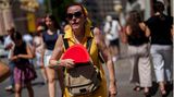 Eine Frau in Madrid fächelt sich Luft zu. Zu Beginn der zweiten Hitzewelle, die in diesem Sommer in Spanien registriert wurde, beginnen die Temperaturen zu steigen. Die höchsten Temperaturen wurden mit knapp unter 45 Grad in Andalusien und in Murcia gemessen.