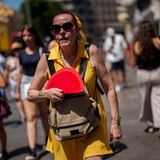 Eine Frau in Madrid fächelt sich Luft zu. Zu Beginn der zweiten Hitzewelle, die in diesem Sommer in Spanien registriert wurde, beginnen die Temperaturen zu steigen. Die höchsten Temperaturen wurden mit knapp unter 45 Grad in Andalusien und in Murcia gemessen.