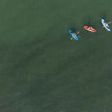Menschen paddeln an einem heißen Sommernachmittag auf dem Meer in der Nähe von Rom. Eine intensive Hitzewelle erreicht Italien und sorgt in vielen Städten des Landes für Temperaturen von fast 40 Grad Celsius.