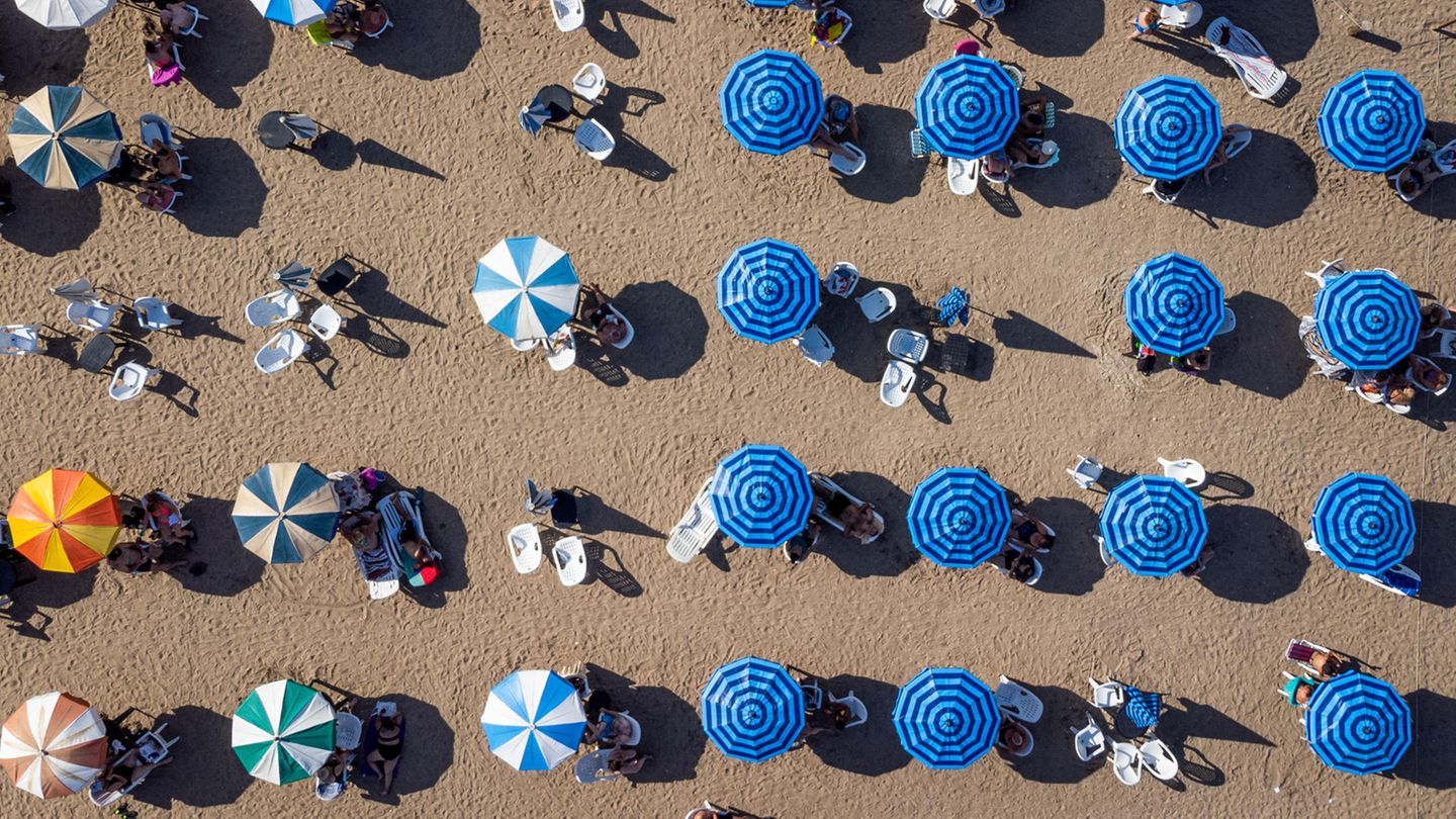 Sonnenschirme am Strand während einer ungewöhnlichen Hitzewelle. Im März lag die Höchsttemperatur dort bei 38,6 Grad – dem höchsten Wert seit über 100 Jahren.
