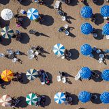 Sonnenschirme am Strand während einer ungewöhnlichen Hitzewelle. Im März lag die Höchsttemperatur dort bei 38,6 Grad – dem höchsten Wert seit über 100 Jahren.