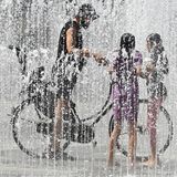 Ein Radfahrer fährt bei den heißen Temperaturen durch einen Springbrunnen um sich abzukühlen. Im unterfränkischen Kitzingen wurde mit 38,0 Grad die bisher höchste Temperatur in diesem Jahr gemessen.