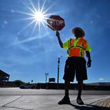 Der Verkehrspolizist Rai Rogers steht während einer achtstündigen Schicht unter der heißen Sonne Nevadas an einer Straßenecke. Die Temperaturen erreichen in der aktuell anhaltenden Hitzewelle bis zu 41 Grad. Mehr als 50 Millionen Amerikaner leiden unter den gefährlich hohen Temperaturen – von Kalifornien über Texas bis Florida – da sich eine Hitzewelle im Süden der Vereinigten Staaten ausbreitet.
