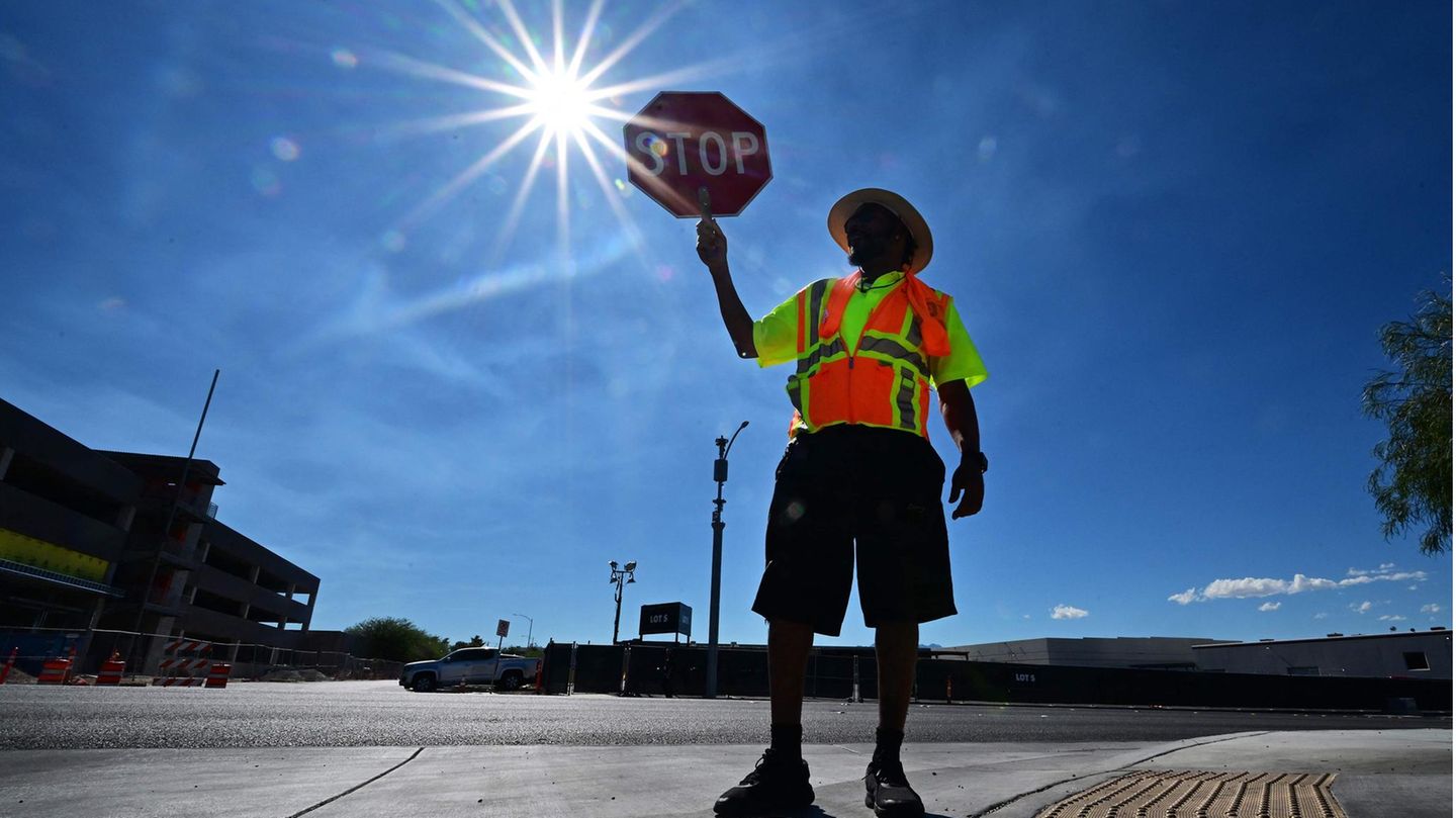 Der Verkehrspolizist Rai Rogers steht während einer achtstündigen Schicht unter der heißen Sonne Nevadas an einer Straßenecke. Die Temperaturen erreichen in der aktuell anhaltenden Hitzewelle bis zu 41 Grad. Mehr als 50 Millionen Amerikaner leiden unter den gefährlich hohen Temperaturen – von Kalifornien über Texas bis Florida – da sich eine Hitzewelle im Süden der Vereinigten Staaten ausbreitet.