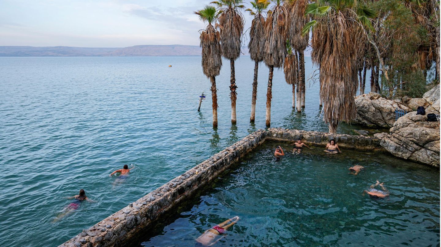 Menschen schwimmen im See Genezareth im Norden Israels.