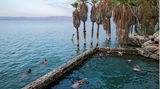Menschen schwimmen im See Genezareth im Norden Israels.