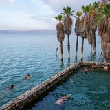 Menschen schwimmen im See Genezareth im Norden Israels.