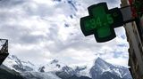Ein Apothekenschild zeigt während einer Hitzewelle in den Westalpen 34,5 Grad Celsius. Der mit Schnee bedeckte Mont-Blanc im Hintergrund. Wird der französische Temperaturrekord (46 Grad) aus dem Jahr 2019 (Verargues, nordöstlich von Montpellier) gebrochen?