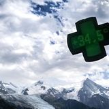 Ein Apothekenschild zeigt während einer Hitzewelle in den Westalpen 34,5 Grad Celsius. Der mit Schnee bedeckte Mont-Blanc im Hintergrund. Wird der französische Temperaturrekord (46 Grad) aus dem Jahr 2019 (Verargues, nordöstlich von Montpellier) gebrochen?