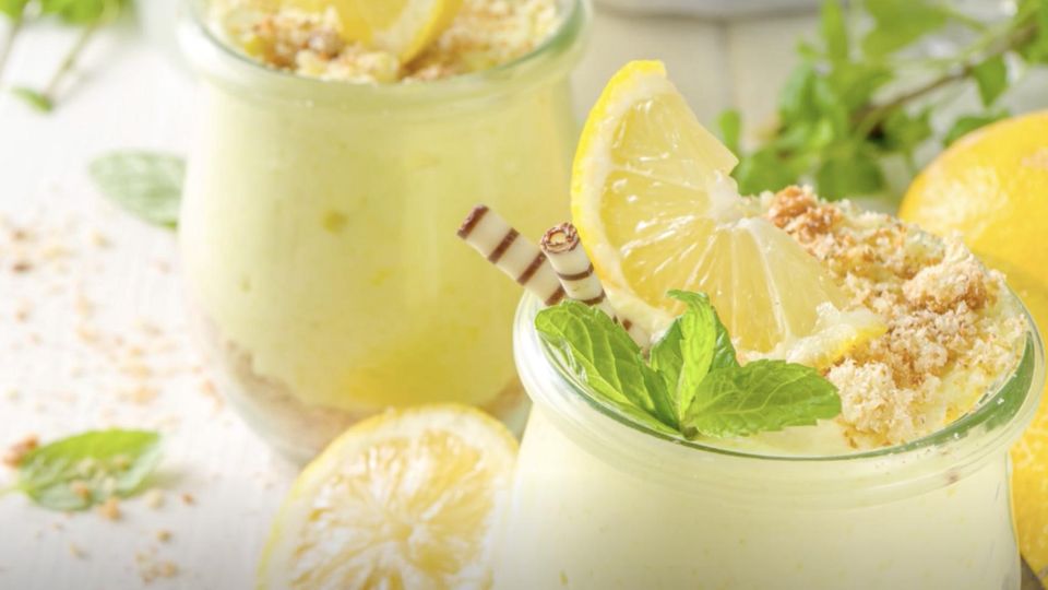 Im Sommer haben wir oft keinen Appetit auf schwere Desserts. Viel passender sind leichte, fruchtige Rezepte. Wie wäre es mit einer blitzschnell zubereiteten Zitronencreme aus dem Kühlschrank?