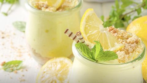 Im Sommer haben wir oft keinen Appetit auf schwere Desserts. Viel passender sind leichte, fruchtige Rezepte. Wie wäre es mit einer blitzschnell zubereiteten Zitronencreme aus dem Kühlschrank?