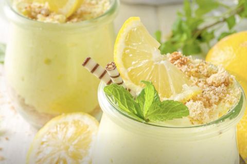 Im Sommer haben wir oft keinen Appetit auf schwere Desserts. Viel passender sind leichte, fruchtige Rezepte. Wie wäre es mit einer blitzschnell zubereiteten Zitronencreme aus dem Kühlschrank?