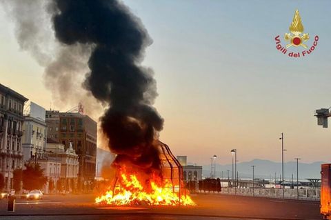 Die Michelangelo Pistoletto-Skulptur in Flammen