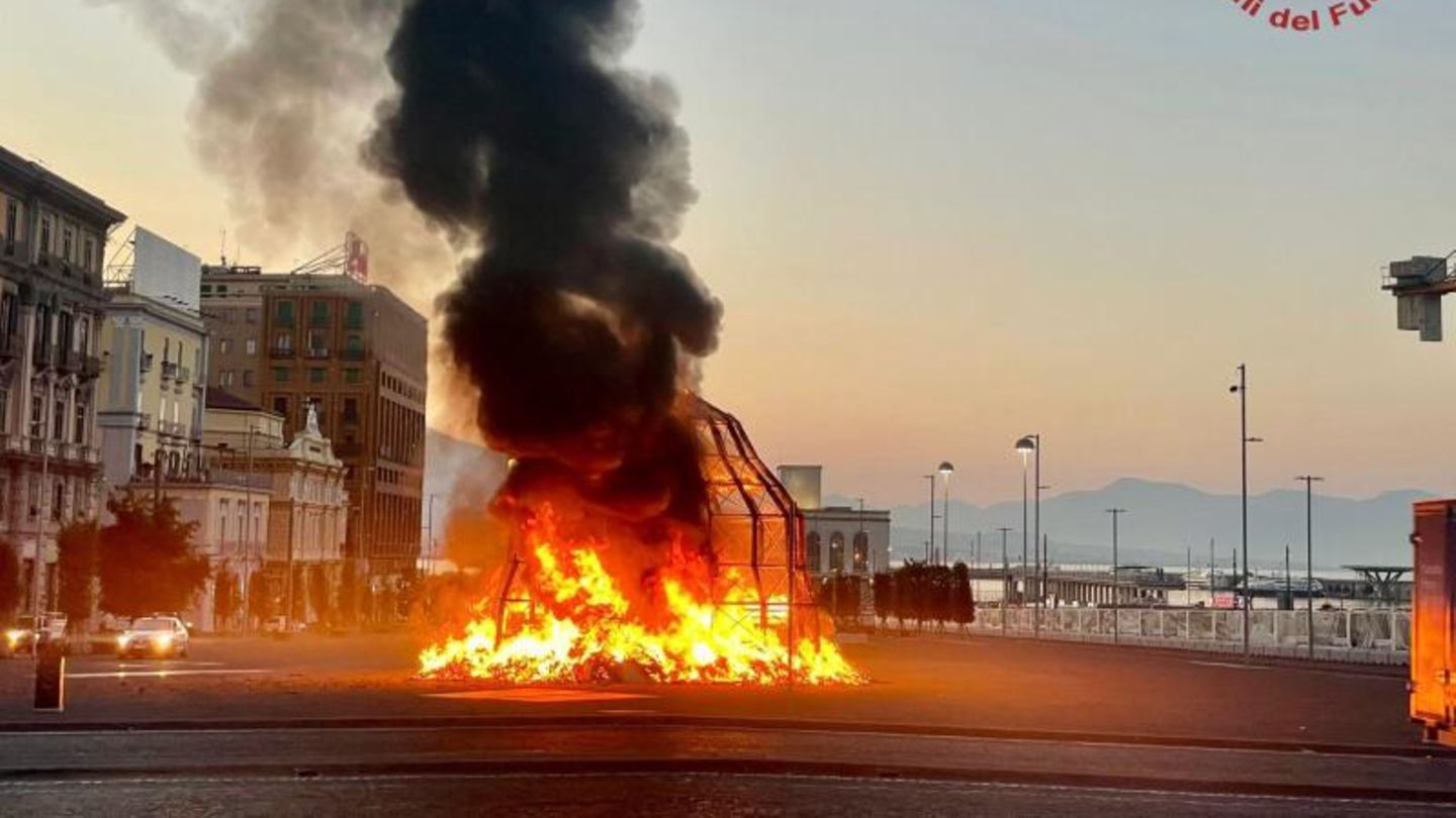 Die Michelangelo Pistoletto-Skulptur in Flammen