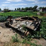 Ein zerstörter russischer Panzer. Über die Verluste von Kriegsgerät und Kämpfern gibt es naturgemäß unterschiedliche Angaben – je nach Quelle. Nach Angaben der Zeitung "Ukrainische Prawda" wurden bislang 315 russische Kampfflugzeuge, 310 Hubschrauber und 4092 Panzer zerstört oder beschädigt. Zahl der verwundeten oder getöteten Soldaten: 236.040. Andere Quellen nennen niedrigere Verluste: So seien laut des "Oryx Blogs" etwa nur 1308 russische Kampfpanzer zerstört, 119 beschädigt und 545 durch ukrainische Armee erobert.