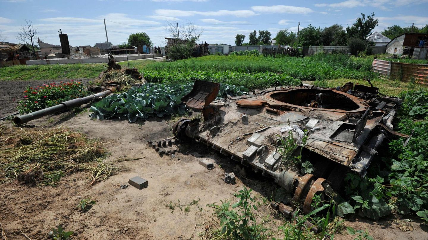 Ein zerstörter russischer Panzer. Über die Verluste von Kriegsgerät und Kämpfern gibt es naturgemäß unterschiedliche Angaben – je nach Quelle. Nach Angaben der Zeitung "Ukrainische Prawda" wurden bislang 315 russische Kampfflugzeuge, 310 Hubschrauber und 4092 Panzer zerstört oder beschädigt. Zahl der verwundeten oder getöteten Soldaten: 236.040. Andere Quellen nennen niedrigere Verluste: So seien laut des "Oryx Blogs" etwa nur 1308 russische Kampfpanzer zerstört, 119 beschädigt und 545 durch ukrainische Armee erobert.
