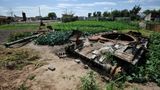 Ein zerstörter russischer Panzer. Über die Verluste von Kriegsgerät und Kämpfern gibt es naturgemäß unterschiedliche Angaben – je nach Quelle. Nach Angaben der Zeitung "Ukrainische Prawda" wurden bislang 315 russische Kampfflugzeuge, 310 Hubschrauber und 4092 Panzer zerstört oder beschädigt. Zahl der verwundeten oder getöteten Soldaten: 236.040. Andere Quellen nennen niedrigere Verluste: So seien laut des "Oryx Blogs" etwa nur 1308 russische Kampfpanzer zerstört, 119 beschädigt und 545 durch ukrainische Armee erobert.