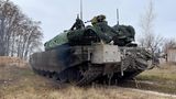T-90, ein neuer Panzer aus russischer Produktion. Die Deutsche Gesellschaft für Auswärtige Politik geht davon aus, dass Russland 2022 83,7 Milliarden Euro in das Militär investiert hat. Das entspricht rund fünf Prozent des Bruttoinlandsprodukts. Verglichen mit der Ukraine mit dem BIP der Ukraine ist dies wenig. Denn das angegriffene Land soll in diesem Jahr 27,9 Milliarden Euro für den Krieg ausgeben, was 43 Prozent seiner Ausgaben entspricht.
