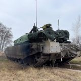 T-90, ein neuer Panzer aus russischer Produktion. Die Deutsche Gesellschaft für Auswärtige Politik geht davon aus, dass Russland 2022 83,7 Milliarden Euro in das Militär investiert hat. Das entspricht rund fünf Prozent des Bruttoinlandsprodukts. Verglichen mit der Ukraine mit dem BIP der Ukraine ist dies wenig. Denn das angegriffene Land soll in diesem Jahr 27,9 Milliarden Euro für den Krieg ausgeben, was 43 Prozent seiner Ausgaben entspricht.