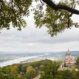 Drachenburg mit Blick auf Königswinter