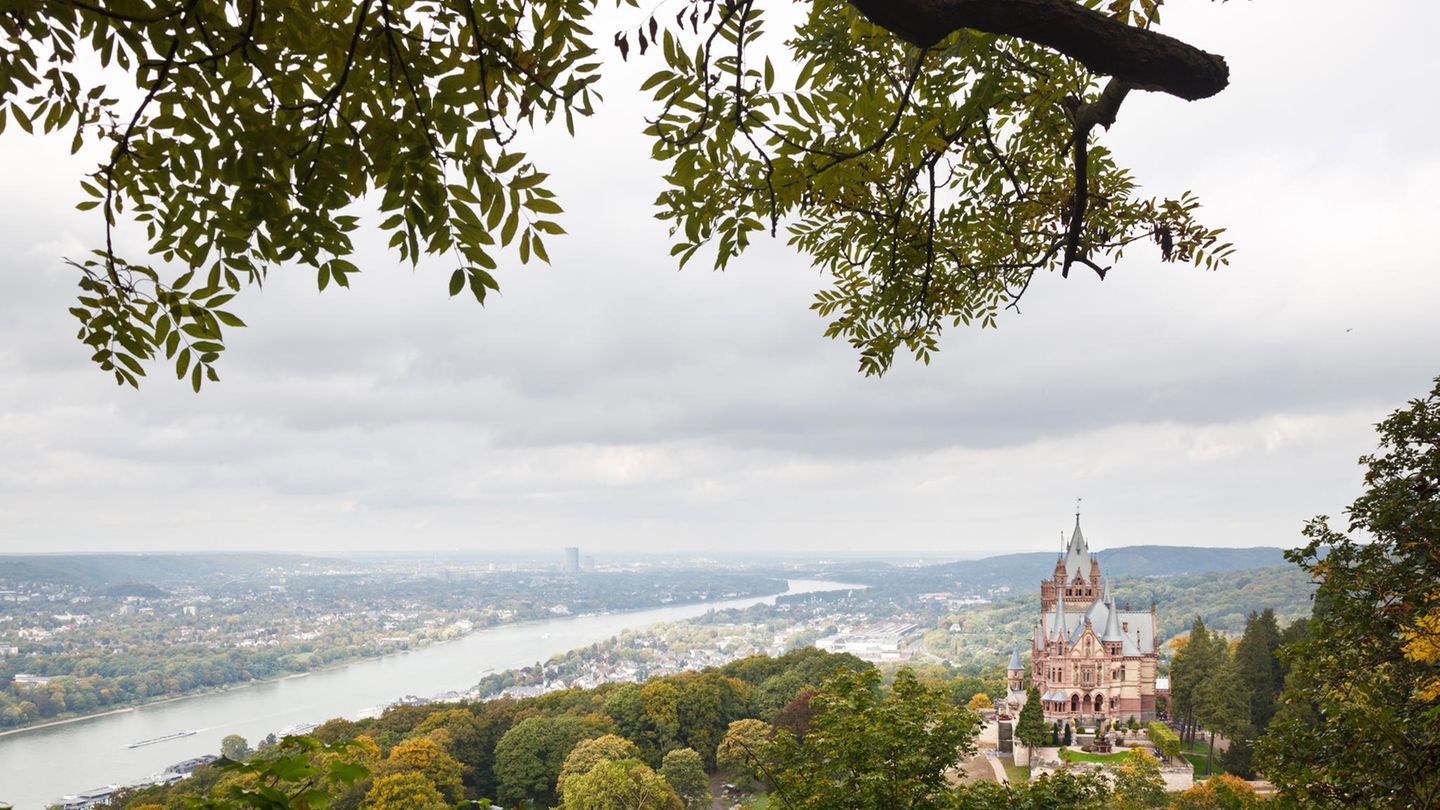 Drachenburg mit Blick auf Königswinter