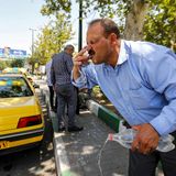 Dringend benötigte Abkühlung: Ein Mann spült sich während einer Hitzewelle in Teheran mit Wasser das Gesicht ab.