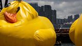 Arbeiter beaufsichtigen eine der beiden großen aufblasbaren Enten mit dem Namen "Double Ducks" des niederländischen Künstlers Florentijn Hofman im Victoria Harbour. Zum Schutz vor der Sommerhitze waren die Installationen zwischenzeitlich entleert worden. In Teilen Chinas herrscht bereits seit Wochen ungewöhnliche Hitze. Vor allem der Norden des Landes war von den hohen Temperaturen stärker und früher als üblich betroffen.