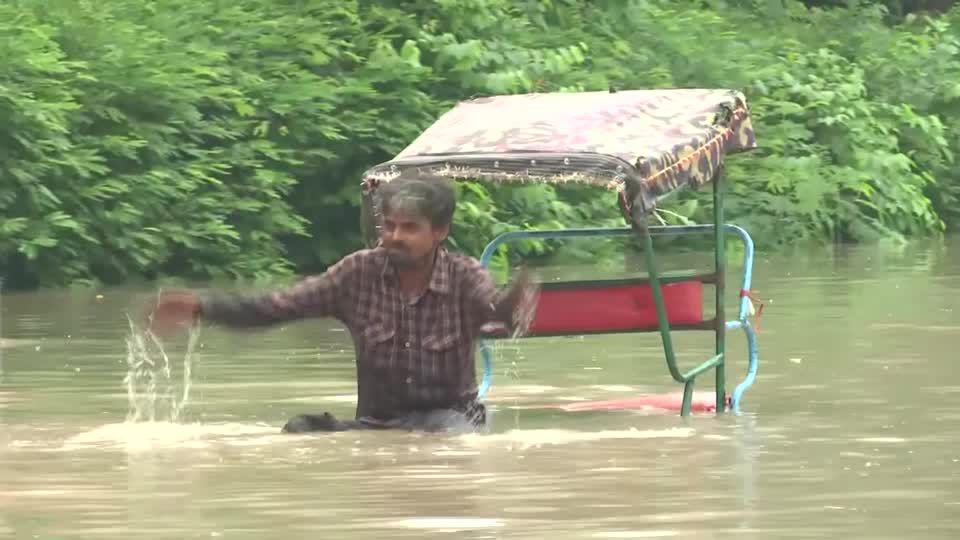 Video: Strampeln gegen die Flut: Land unter in Neu-Delhi