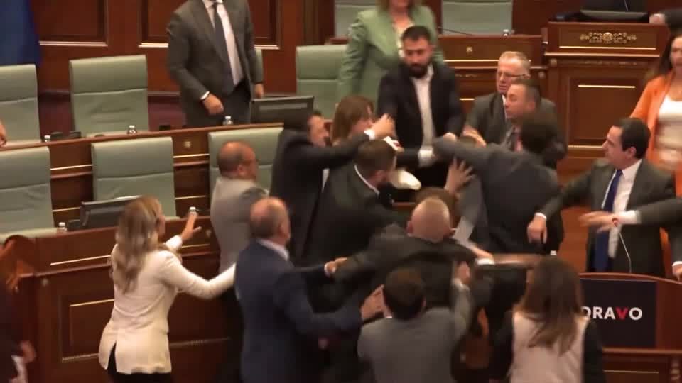 Video: Kosovo: Schlägerei im Parlament